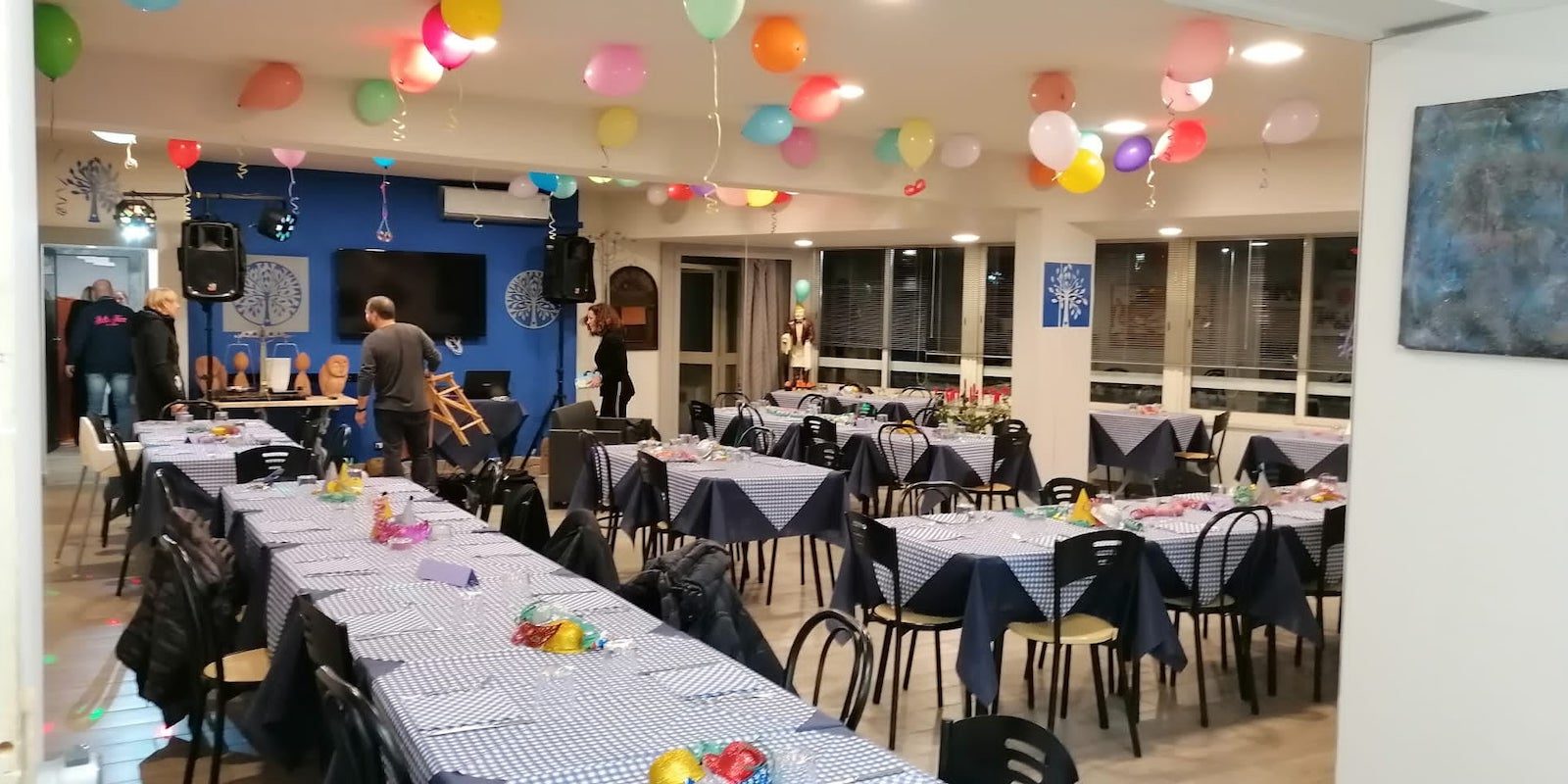 La sala allestita a festa con i palloncini