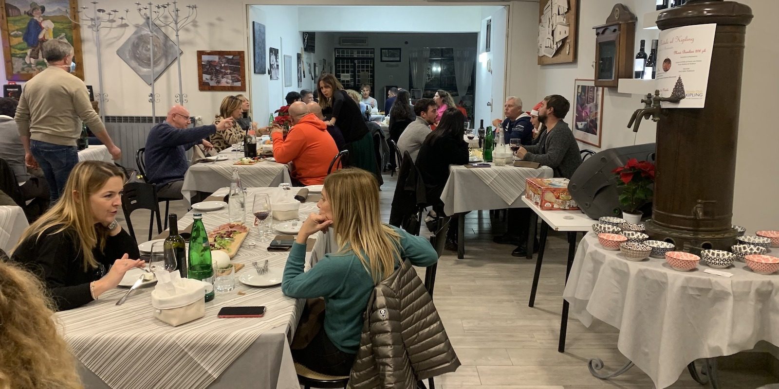 Soci a pranzo nella sala del ristorante